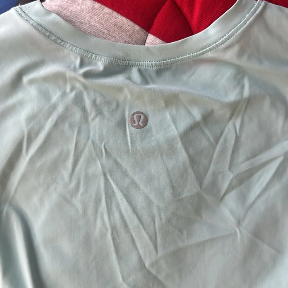 Lululemon High Neck Split Hem Run Tank in Icing Blue Sz 2! - Picture 9 of 9